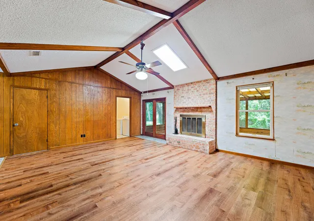 Photo 3 of Single family home for sale at 215 Memorial Dr, Luling, TX 78648 | MLS# 8649468 | Listing updated on 2026-07-12
