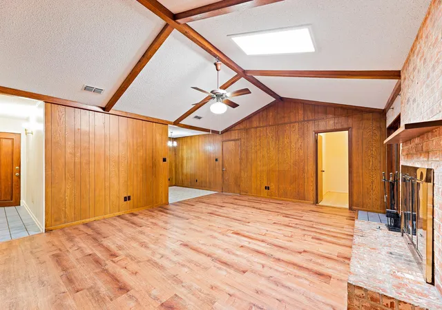 Photo 4 of Single family home for sale at 215 Memorial Dr, Luling, TX 78648 | MLS# 8649468 | Listing updated on 2026-07-12