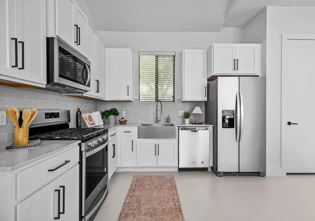 Listing Photo 4 - Condo for sale in building located at 939 E 52nd St, Austin, TX 78751 - Unit #2