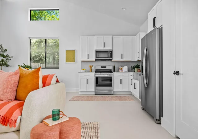 Listing Photo 5 - Condo for sale in building located at 939 E 52nd St, Austin, TX 78751 - Unit #2