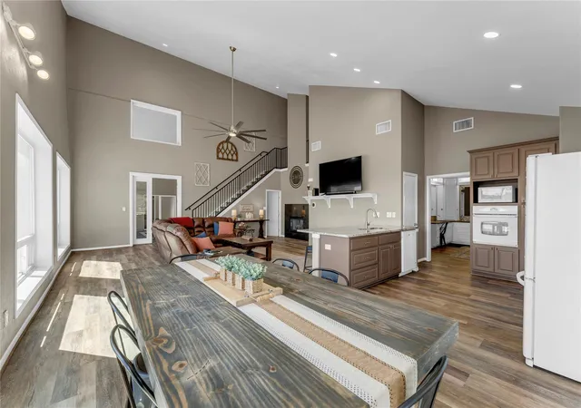 4th image of 319 Meadowlakes Dr, Marble Falls, TX 78654 | MLS# 2893734