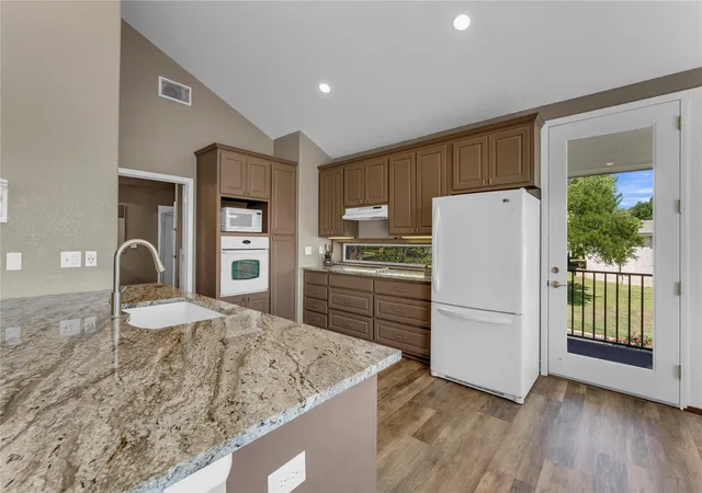 5th image of 319 Meadowlakes Dr, Marble Falls, TX 78654 | MLS# 2893734