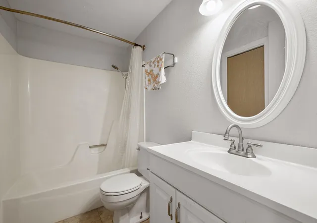 Listing Photo 2 - Condo for sale in building located at 1509 W 39th 1/2nd St, Austin, TX 78756 - Unit #208