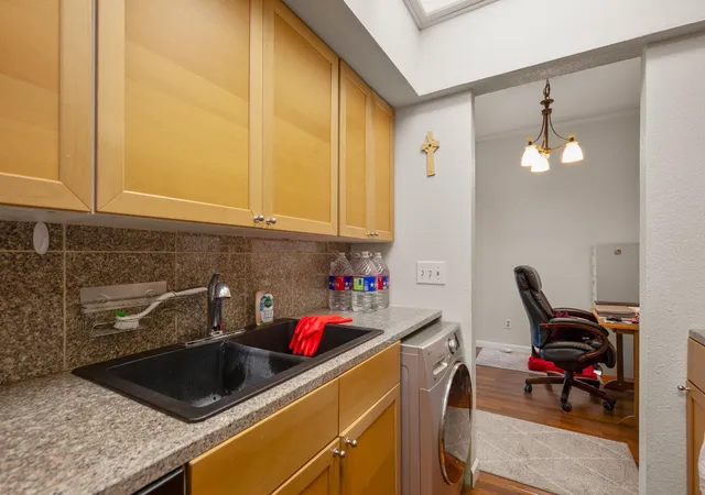 Listing Photo 4 - Condo for sale in building located at 1509 W 39th 1/2nd St, Austin, TX 78756 - Unit #208