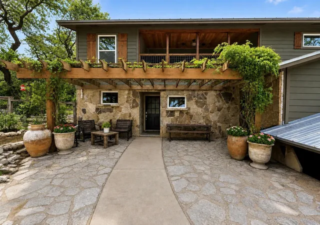 Photo 3 of Single family home for sale at 2905 Newton Dr, Lago Vista, TX 78645 | MLS# 8385647 | Listing updated on 2026-10-06