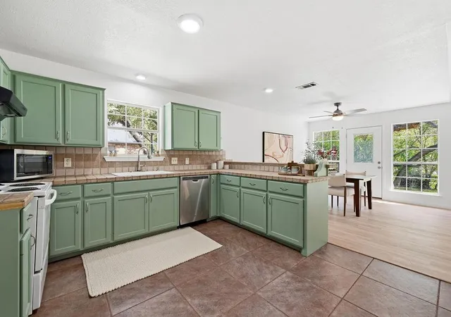 Photo 4 of Single family home for sale at 600 Meadow Oaks Dr, Dripping Springs, TX 78620 | MLS# 7041949 | Listing updated on 2026-10-28