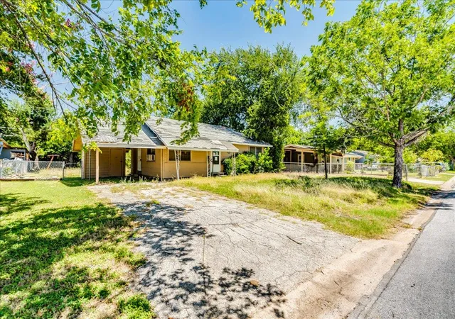 Photo 4 of Single family home for sale at 1408 Circle Dr, Round Rock, TX 78664 | MLS# 4833780 | Listing updated on 2026-08-31