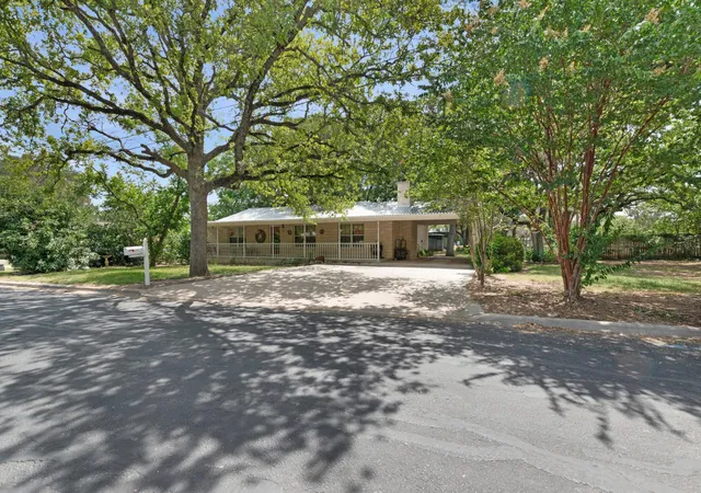 Photo 1 of Single family home for sale at 1208 Oak St, Burnet, TX 78611 | MLS# 8043863 | Listing updated on 2026-08-27