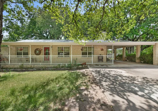 Photo 3 of Single family home for sale at 1208 Oak St, Burnet, TX 78611 | MLS# 8043863 | Listing updated on 2026-08-27