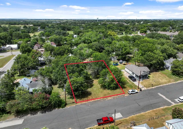 2nd image of 1015 Anderson St, Schulenburg, TX 78956 | MLS# 7376470
