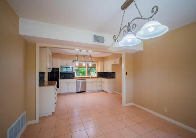 Photo 4 of Single family home for sale at 8806 Balcones Clb Dr, Austin, TX 78750 | MLS# 3894812 | Listing updated on 2026-07-18
