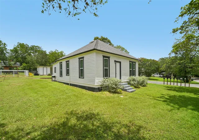 Photo 3 of Single family home for sale at 406 Live Oak St, Smithville, TX 78957 | MLS# 3597485 | Listing updated on 2026-08-06
