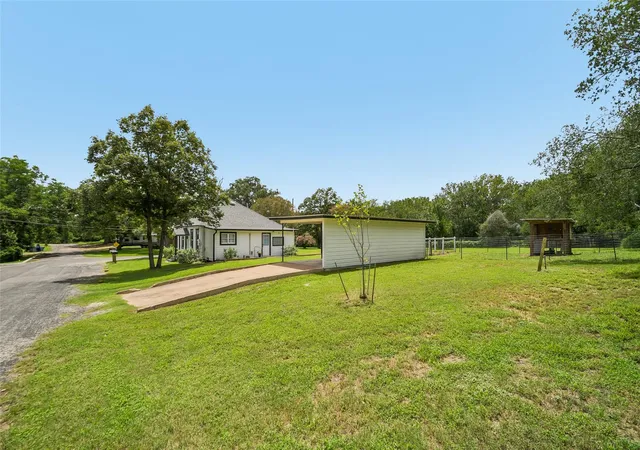 Photo 3 of Single family home for sale at 406 Live Oak St, Smithville, TX 78957 | MLS# 3597485 | Listing updated on 2026-08-06