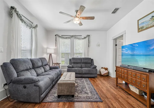 Photo 4 of Single family home for sale at 406 Live Oak St, Smithville, TX 78957 | MLS# 3597485 | Listing updated on 2026-08-06