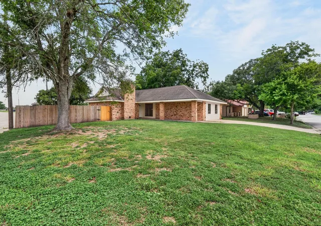 2nd image of 833 Ross Cir, Lockhart, TX 78644 | MLS# 7966108