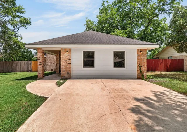 3rd image of 833 Ross Cir, Lockhart, TX 78644 | MLS# 7966108