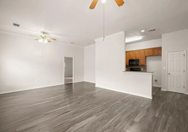 Listing Photo 5 - Condo for sale in building located at 5515 Davis Ln, Austin, TX 78749 - Unit #81