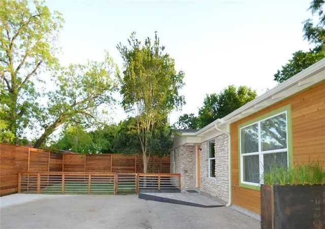 2nd image of 1705 E 14Th St, Austin, TX 78702