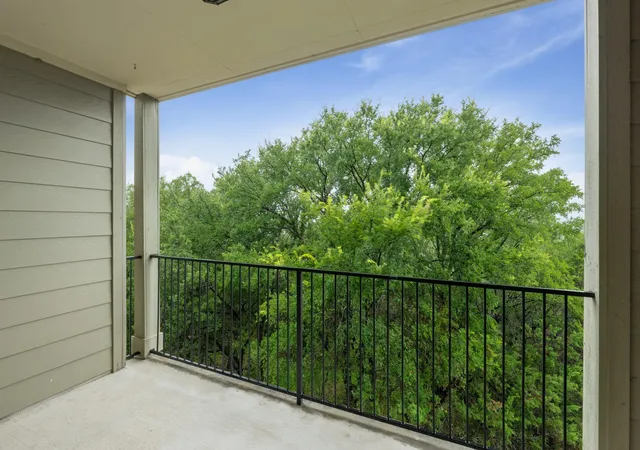 2nd image of 6810 Deatonhill Dr, Austin, TX 78745