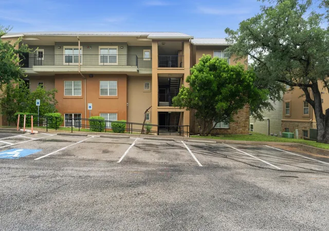 3rd image of 6810 Deatonhill Dr, Austin, TX 78745