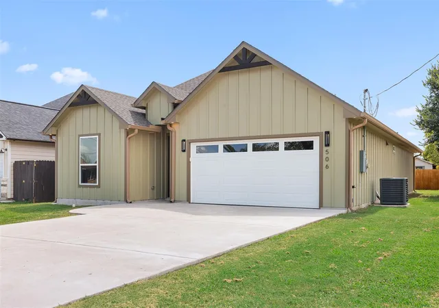 19th image of 506 N Waco St, Giddings, TX 78942 | MLS# 8782362