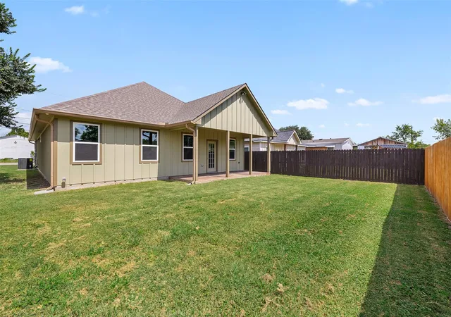 2nd image of 506 N Waco St, Giddings, TX 78942 | MLS# 8782362