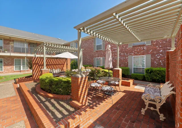 Listing Photo 2 - Condo for sale in building located at 7920 Rockwood Ln, Austin, TX 78757 - Unit #216