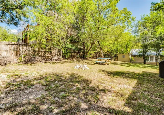 5th image of 613 Peacock Ln, Austin, TX 78704 | MLS# 9501589