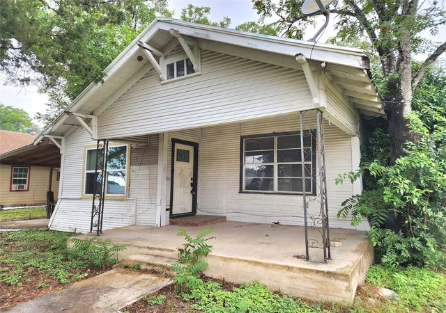 1st image of 123 E Davis St, Luling, TX 78648 | MLS# 5650216