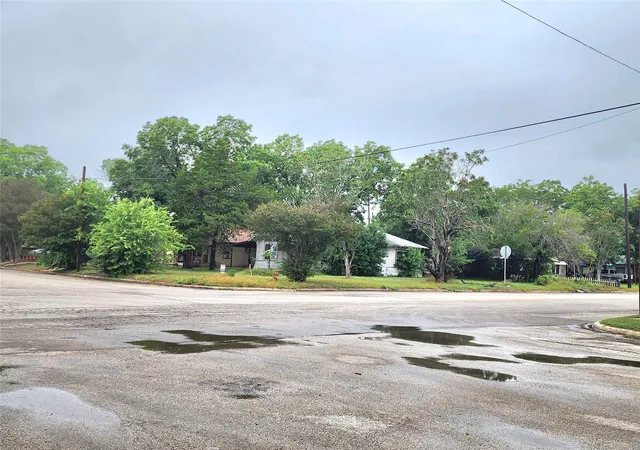 14th image of 123 E Davis St, Luling, TX 78648 | MLS# 5650216