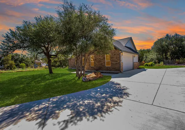 Photo 2 of Single family home for sale at 185 Valley Sierra Ln, Driftwood, TX 78619 | MLS# 7642839 | Listing updated on 2026-10-09