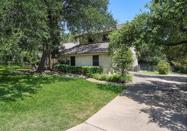 Photo 2 of Single family home for sale at 104 El Norte Ct, Lakeway, TX 78734 | MLS# 6762304 | Listing updated on 2026-08-16