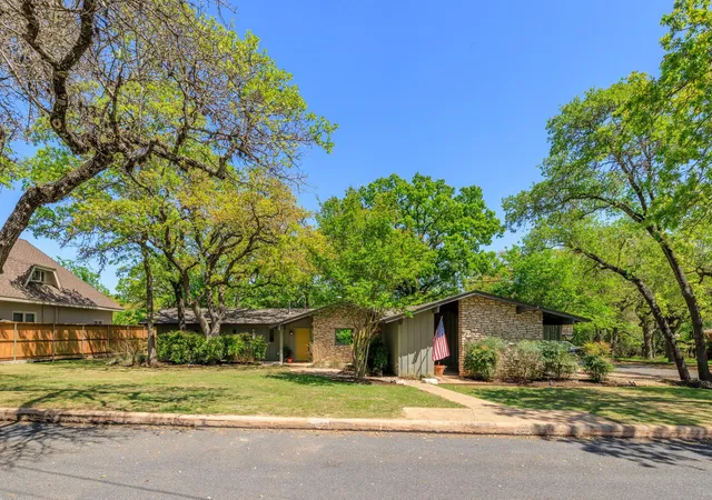 Photo 2 of Single family home for sale at 202 Tanglewood Dr, Fredericksburg, TX 78624 | MLS# 9761210 | Listing updated on 2026-08-25