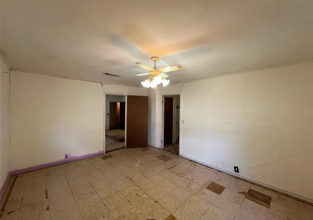 3rd image of 300 S Elm Ave, Cameron, TX 76520 | MLS# 2812332