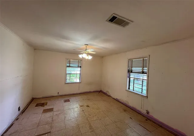 4th image of 300 S Elm Ave, Cameron, TX 76520 | MLS# 2812332