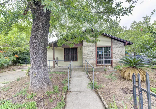Photo 1 of Sale Pending at 6006 Palm Cir, Austin, TX 78741 | MLS# 5940012 | Listing updated on 2026-08-26