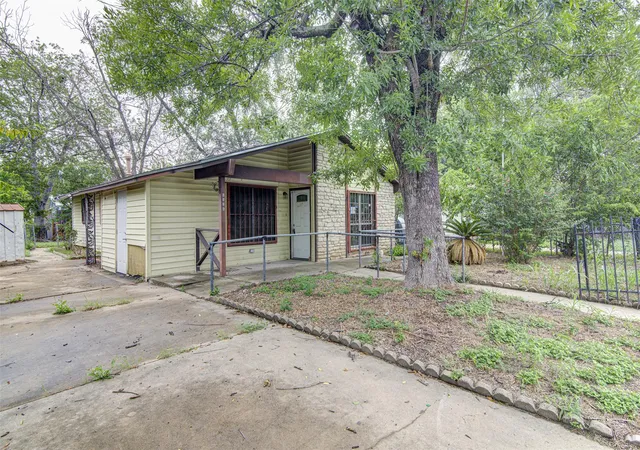 Photo 2 of Sale Pending at 6006 Palm Cir, Austin, TX 78741 | MLS# 5940012 | Listing updated on 2026-08-26
