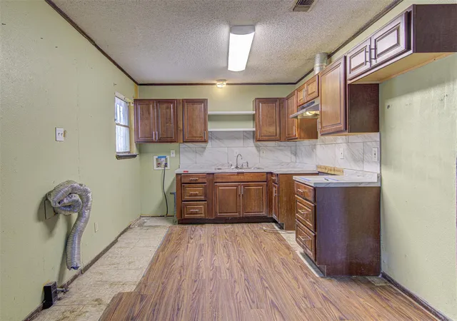 Photo 3 of Sale Pending at 6006 Palm Cir, Austin, TX 78741 | MLS# 5940012 | Listing updated on 2026-08-26