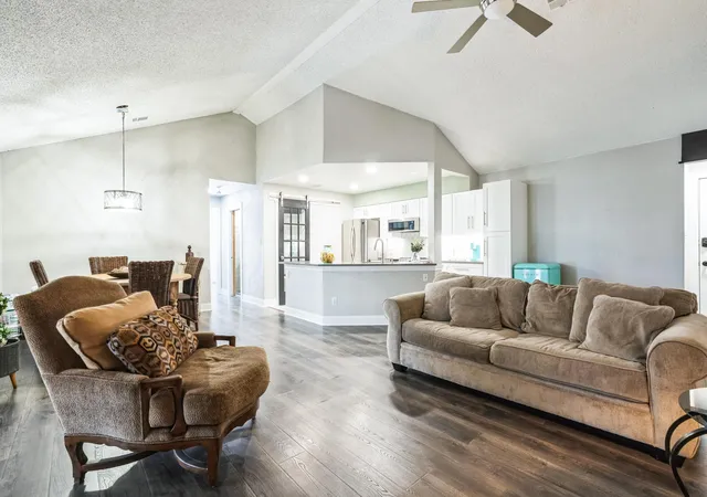 Listing Photo 4 - Condo for sale in building located at 1202 Thorpe Ln, San Marcos, TX 78666 - Unit #406D