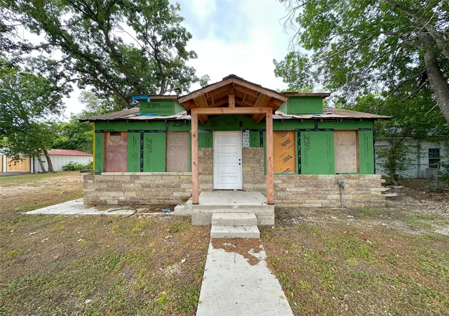 1st image of 818 Plum St, Lockhart, TX 78644 | MLS# 6617717