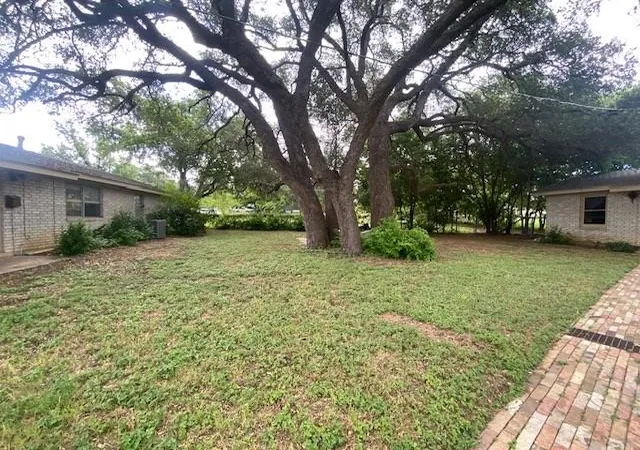 Photo 4 of Single family home for sale at 605 E Kerr St, Burnet, TX 78611 | MLS# 6134198 | Listing updated on 2026-07-17