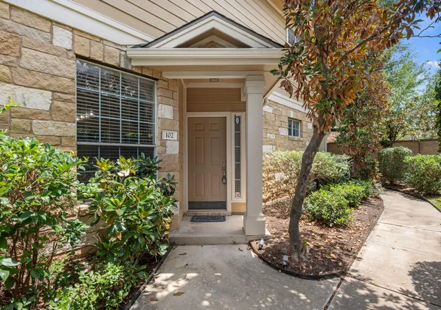 Listing Photo 4 - Condo for sale in building located at 16100 S Great Oaks Dr, Round Rock, TX 78681 - Unit #102