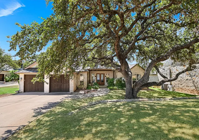Photo 3 of Single family home for sale at 113 Wennmohs Pl, Horseshoe Bay, TX 78657 | MLS# 2194077 | Listing updated on 2026-08-31
