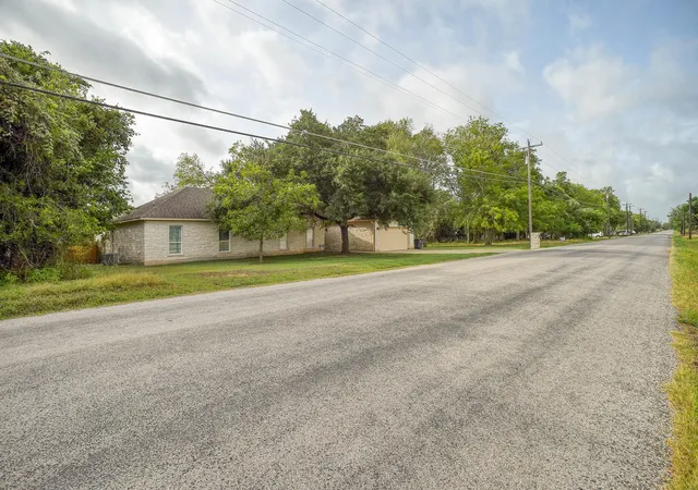 3rd image of 1335 Lovers Ln, Bastrop, TX 78602 | MLS# 9072513