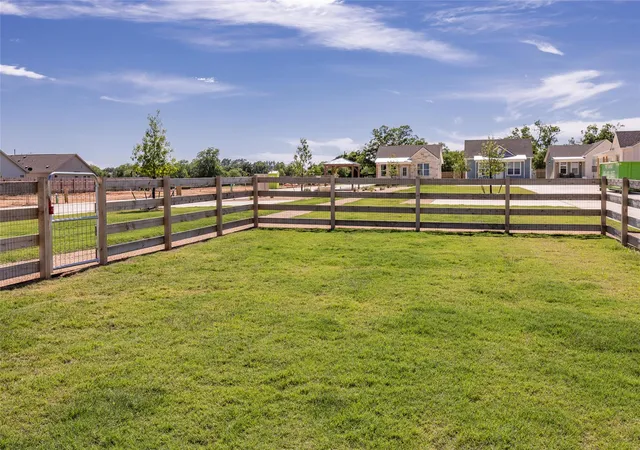 2nd image of 802 S Creek St, Fredericksburg, TX 78624