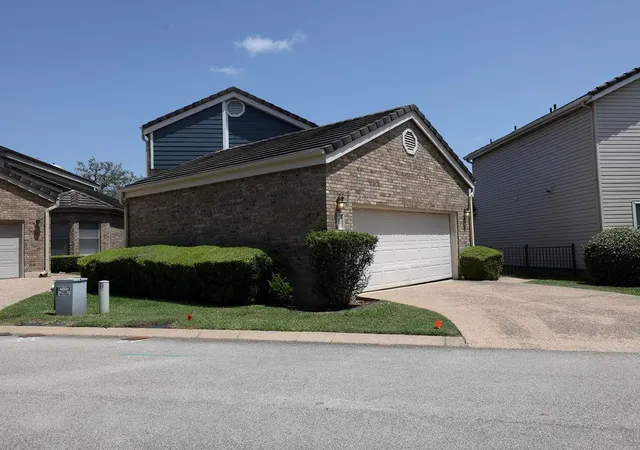 Photo 3 of Single family home for sale at 5 Champions Ln, Lakeway, TX 78734 | MLS# 2264010 | Listing updated on 2026-07-23