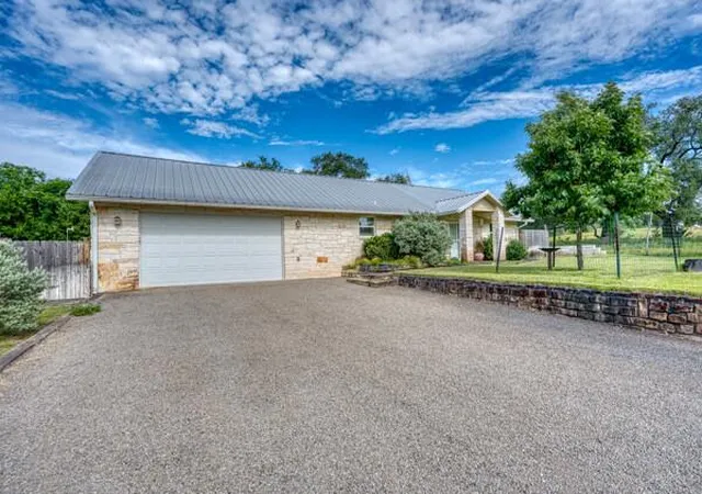 2nd image of 215 E Mcgee Trl, Kingsland, TX 78639 | MLS# 3186267