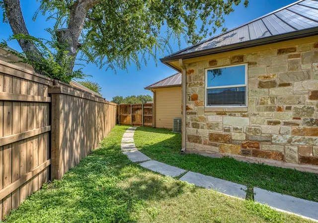 24th image of 804 Four Oaks Ln, Marble Falls, TX 78654 | MLS# 7498379
