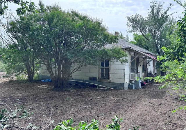 3rd image of 304 E Prairie Ave, Rogers, TX 76569 | MLS# 3128798