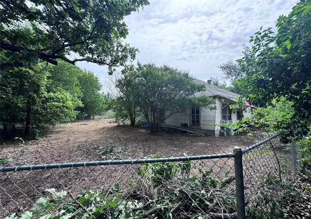 4th image of 304 E Prairie Ave, Rogers, TX 76569 | MLS# 3128798